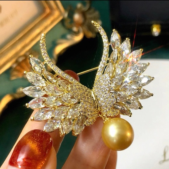 Sparking Swan Wings Brooch with Faux Pearl - Picture 1 of 2